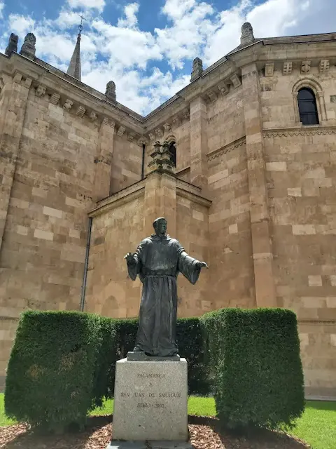 Escultura de san Juan de Sahagún en Salamanca