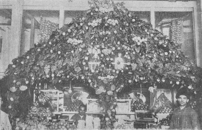 Un puesto del mercado central de Salamanca adornado con motivo de la navidad en 1932 