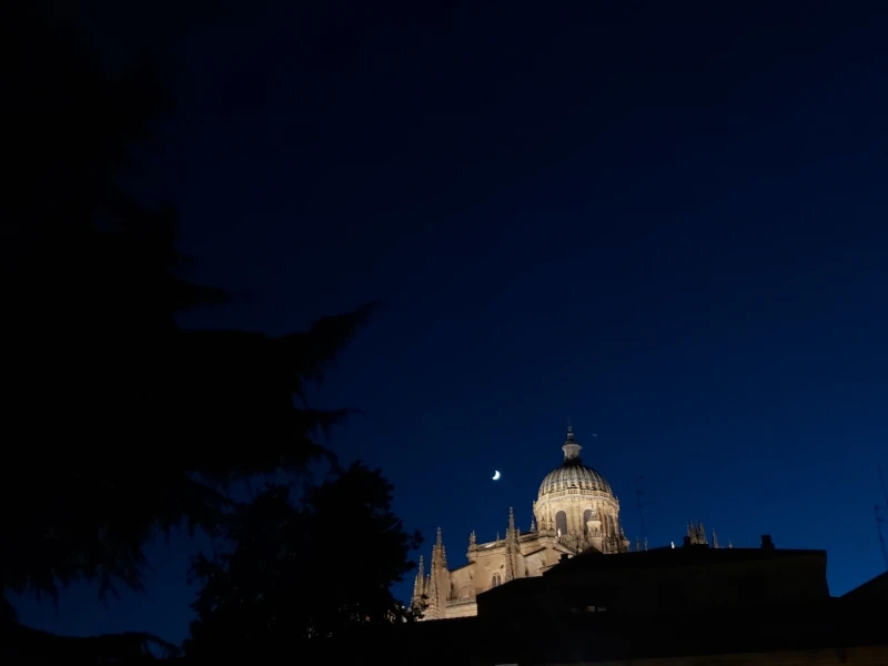 Catedral de Salamanca de noche, desde la plazuela de los Dominicos