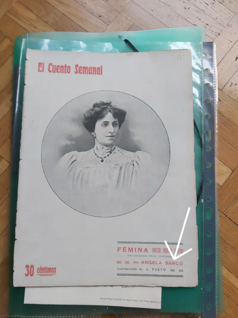 Fotografía de la escritora Ángela Barco en la portada de su novela Fémina