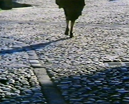 Carmen Martín Gaite caminando por el empedrado antiguo de Salamanca