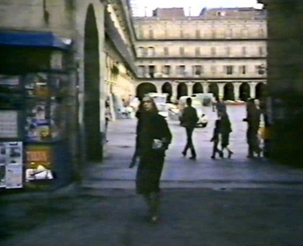 Carmen Martín Gaite con la Plaza Mayor de Salamanca a su espalda