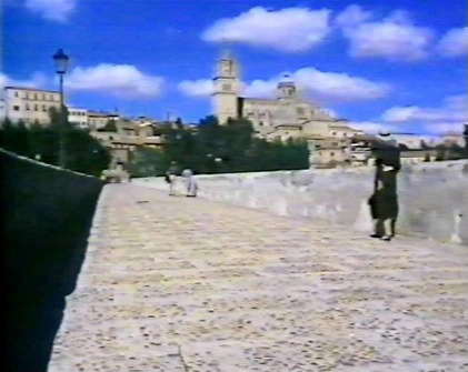 Carmen Martín Gaite en el Puente Romano de Salamanca