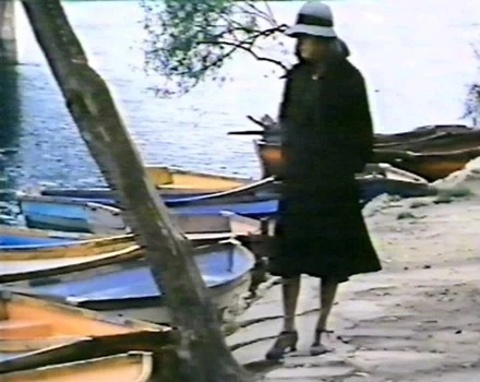 Carmen Martín Gaite en la orilla del río Tormes