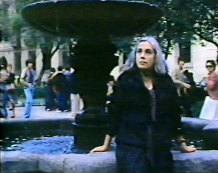 Carmen Martín Gaite sentada en la fuente de la Plaza de los Bandos de Salamanca