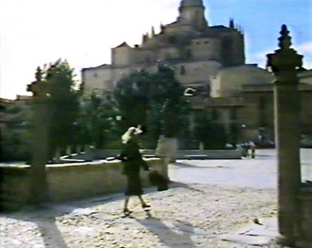 Carmen Martín Gaite en la plaza de los Dominicos en Salamanca