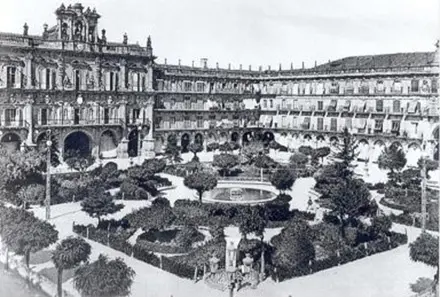 Antigua fuente en la Plaza Mayor de Salamanca