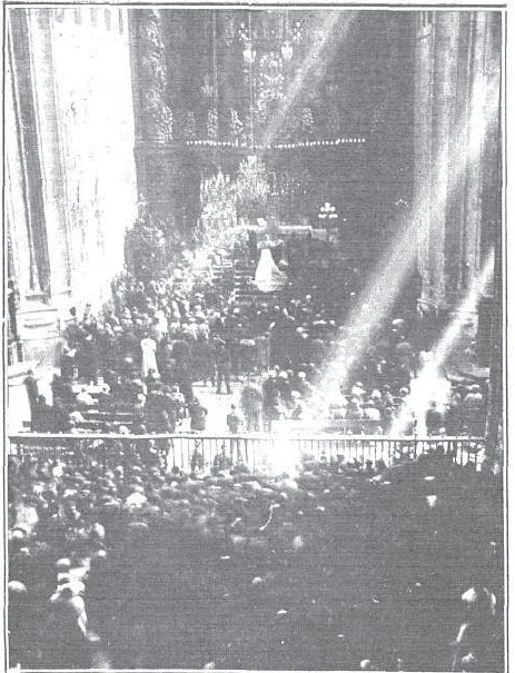 Interior de la iglesia de san Esteban durante la boda Foto de Mundo Gráfico (27 de abril de 1927)