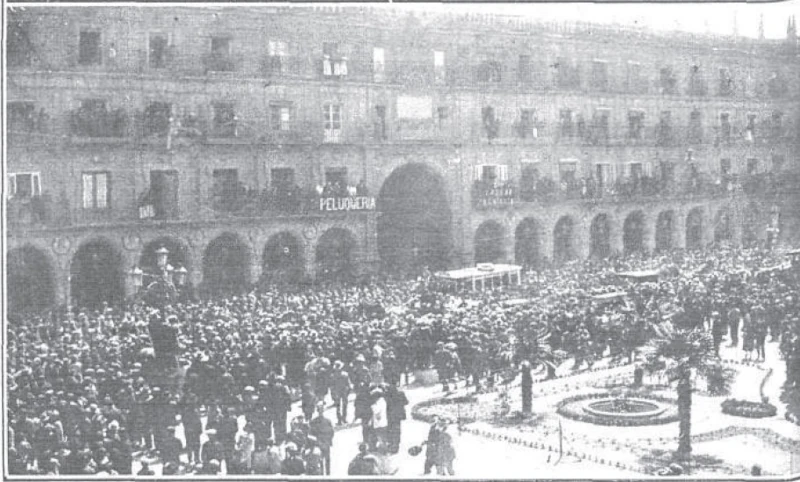 Salmantinos concentrados en la Plaza Mayor vitoreando a los novios Foto: Nuevo Mundo (22 de abril de 1927)