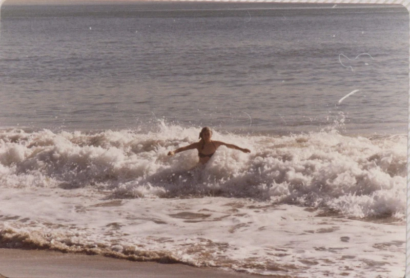 Carmen Martín Gaite en la playa de Sherman Oaks. Los Ángeles.